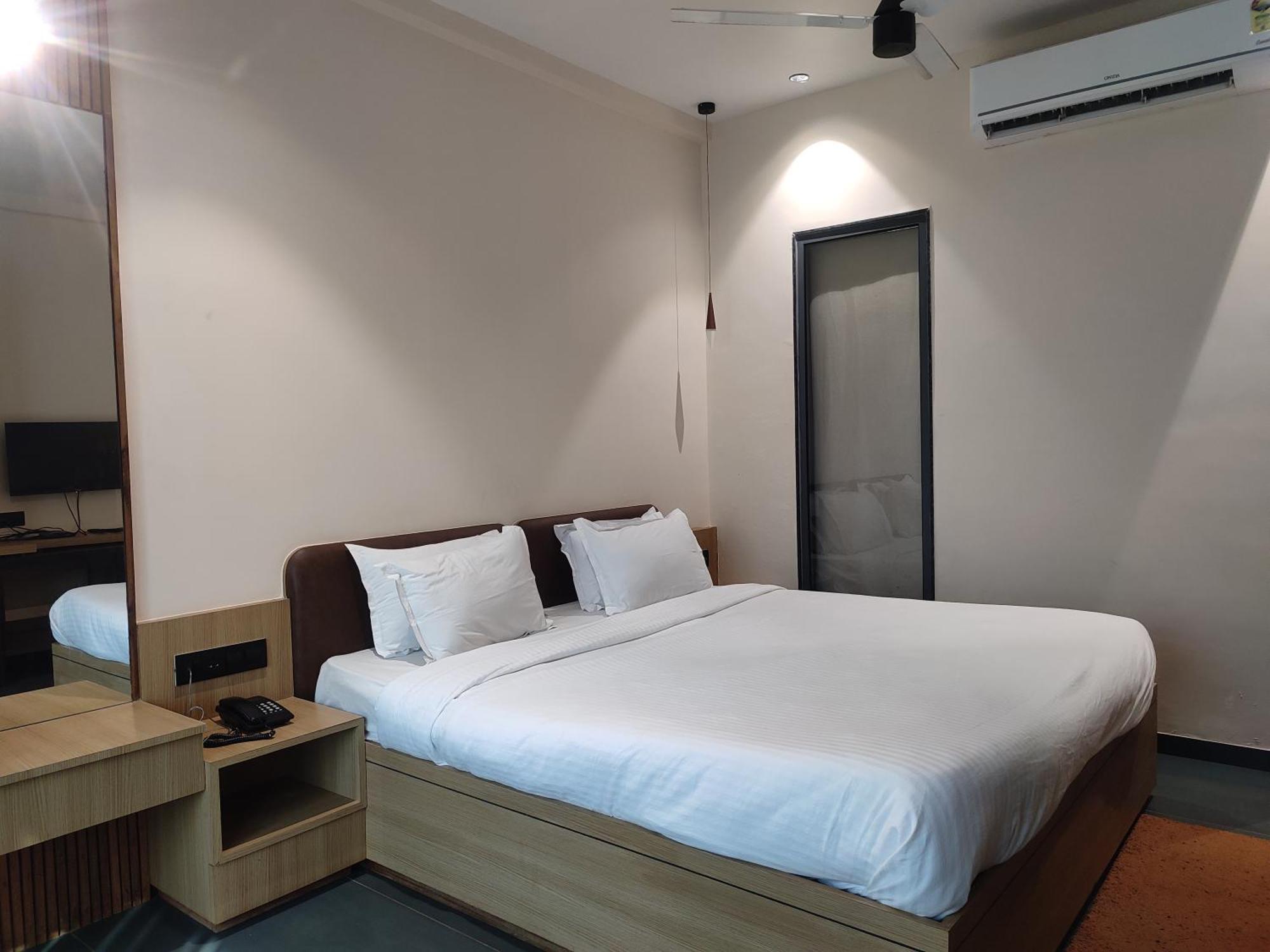 Vits Roccia Hill Resort And Adventure Park, Navapur Songadh 외부 사진